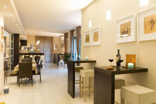 una sala da pranzo e un soggiorno con tavoli e sedie di Hotel King a Marina di Pietrasanta