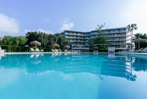 une grande piscine en face d'un hôtel dans l'établissement Hotel Almirante, à Alicante