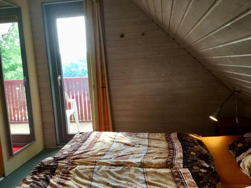 キルヒハイムにあるRotkäppchen @ Seepark Kirchheimのベッドルーム1室(屋根裏に大型ベッド1台付)