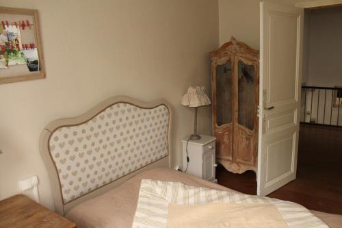 une chambre avec un lit et une commode dans l'établissement Les Mouleres, à Mauvezin