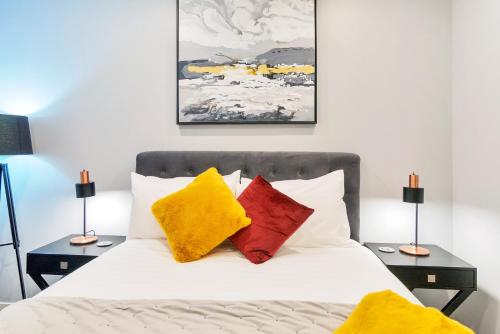 Cama ou camas em um quarto em Designer Styled City Apartment with Carpark