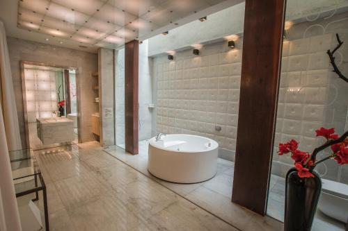 a bathroom with a white tub and a sink at Motel Stars in Taichung