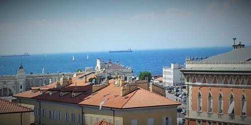 Vue sur une ville avec l'océan en arrière-plan dans l'établissement Le Petit Phare, à Trieste