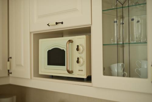 een magnetron in een keuken met een glazen deur bij Apartment Aesculap in Karlsbad