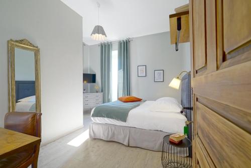 Ένα ή περισσότερα κρεβάτια σε δωμάτιο στο Hôtel U Frascone