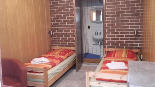 Cama ou camas em um quarto em Restaurant Pension Lubusch Gahro