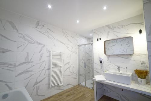 Ett badrum på Hôtel U Frascone