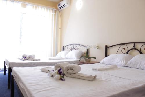 Łóżko lub łóżka w pokoju w obiekcie Del Mar Koblevo