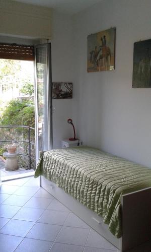 a bedroom with a bed and a balcony at Appartamento Bellavista in Moneglia