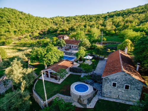eine Luftansicht eines Hauses mit Pool in der Unterkunft GRANDFATHER'S Secret in Danilovgrad