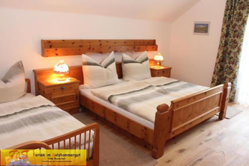 1 dormitorio con 2 camas y 2 lámparas en las mesas en Haus Seeruhe - direkt am Grundlsee, en Grundlsee