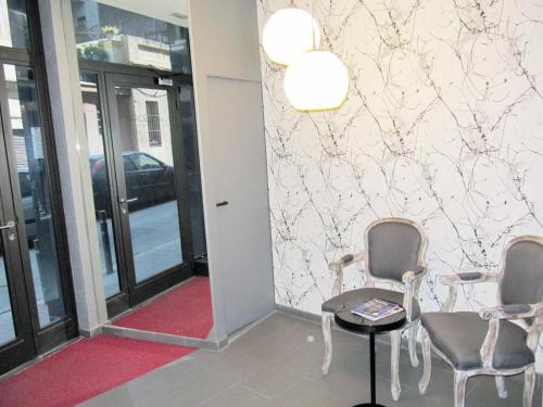 a waiting room with two chairs and a wall at Barcelona Fifteen central Aparthotel in Barcelona