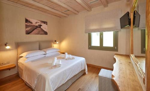 Una cama o camas en una habitación de Sunrise Tsagkarada