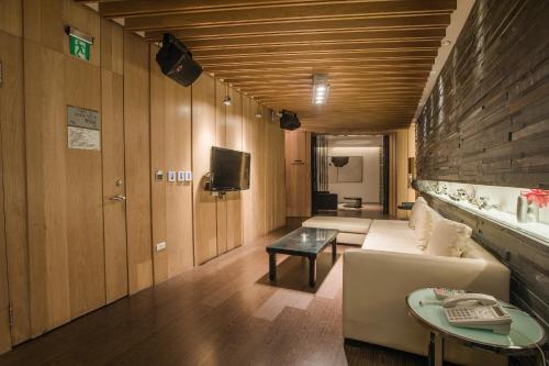 a living room with a couch and a tv at Motel Stars in Taichung