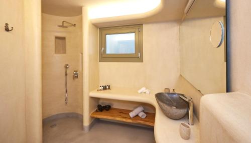 La salle de bains est pourvue d'un lavabo et d'une douche. dans l'établissement Sunrise Tsagkarada, à Tsagkarada