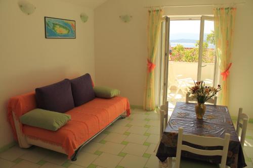 un soggiorno con divano e tavolo di Apartments Nejašmić - little house for peaceful and domestic vacation a Bol