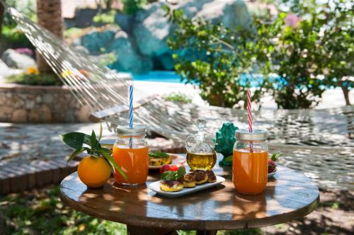 stolik z dwoma drinkami i talerz jedzenia w obiekcie B&B La Villa w mieście Giardini Naxos