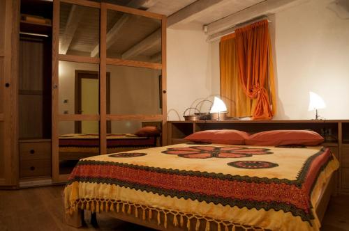 a bedroom with a bed and two bunk beds at Appartamento Corte Antica in Bellagio