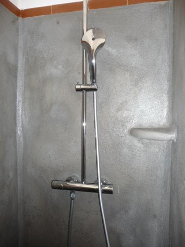 d'un pommeau de douche dans l'angle de la salle de bains. dans l'établissement Casa A Rota Chambres d'Hôtes, à Ersa