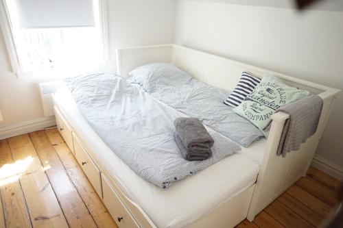 カルマルにあるGamla Kungsgatan Kalmarのベッド(白いシーツ、枕付)