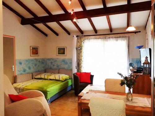 un salon avec un lit et une table dans l'établissement A Suarticcia, à Pinarellu