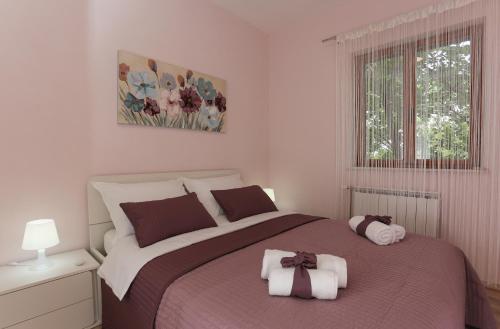 Un dormitorio con una cama con dos toallas encima. en Keko, en Supetar