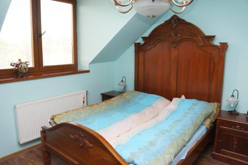 エルドベニヤにあるdomのベッドルーム1室(木製ヘッドボード付きのベッド1台付)