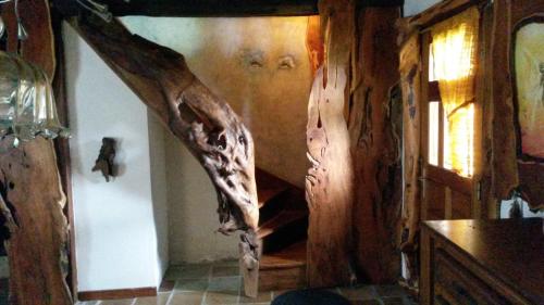 - un escalier en bois dans une chambre avec un escalier dans l'établissement Maisonnette atypique au pied des monts d'Arree, à Commana