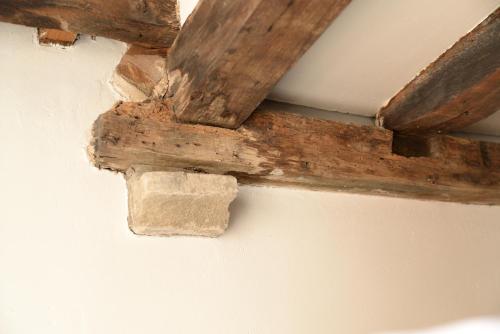una viga de madera en el techo de una habitación en Huize Amoras, en Amberes