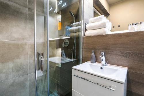 グダニスクにあるArtemis Apartament - Chmielna Bのバスルーム(シャワー、洗面台、トイレ付)