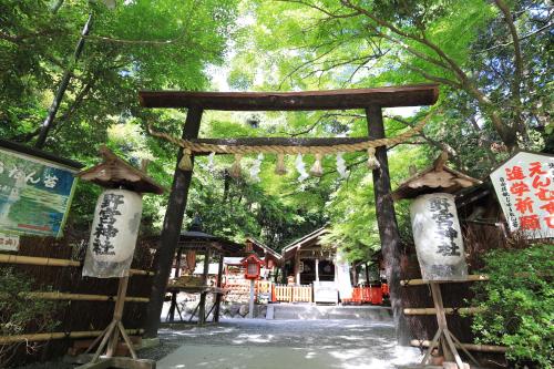 an entrance to a shrine with a wooden arch at 一棟貸切り宿 GuestHouse 嵯峨嵐山 in Kyoto