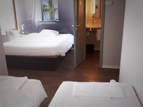 Ein Bett oder Betten in einem Zimmer der Unterkunft B&B HOTEL Chatellerault