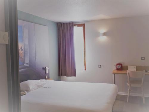 Posteľ alebo postele v izbe v ubytovaní B&B HOTEL Chatellerault