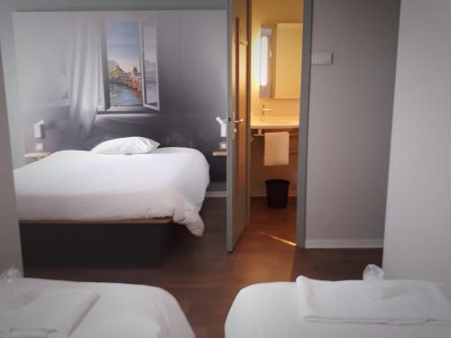 Łóżko lub łóżka w pokoju w obiekcie B&B HOTEL Chatellerault