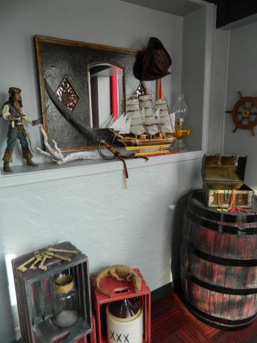 a shelf with a picture of a ship and a barrel at Le Pirate Motel et Camping in Cap-Chat
