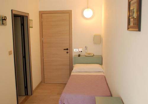 Postel nebo postele na pokoji v ubytování Hotel Caravelle