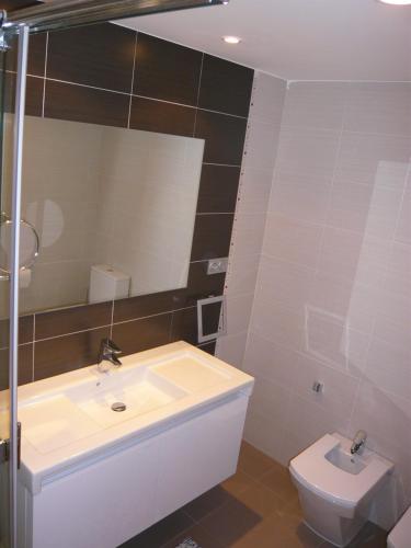 a bathroom with a sink and a toilet at La Loma in Águilas