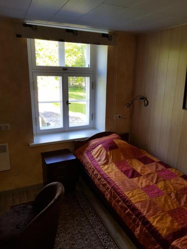 a bedroom with a bed and a window at Nina puhkemaja in Nina