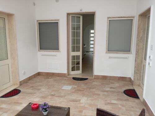 a living room with a mirror and a table at Case Vacanza Via Mozart in Porto Cesareo