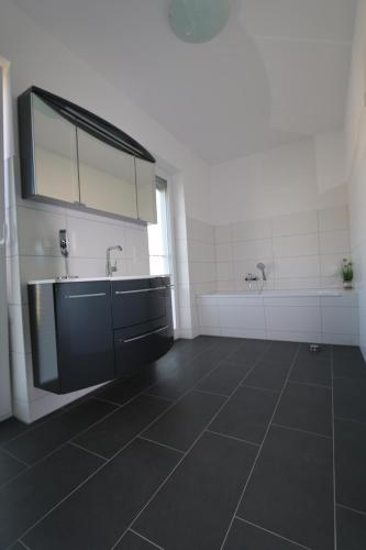 un baño con lavabo y bañera en Villa Ankerplatz, en Trent