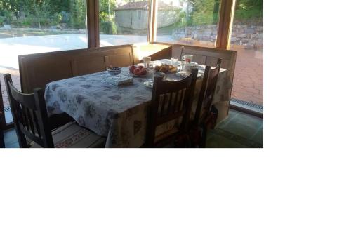 stół jadalny z białą tkaniną w obiekcie Casa Rural GAUBEKA w mieście Bakio