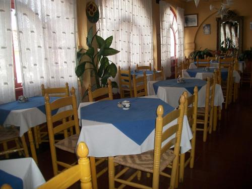 una sala da pranzo con tavoli e sedie blu e bianchi di Hotel Santa Prisca a Taxco de Alarcón