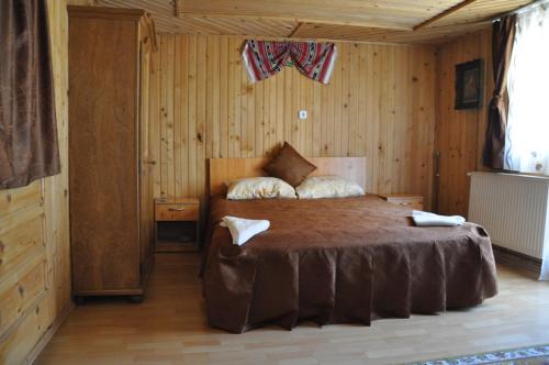 En eller flere senge i et værelse på Căsuța de lângă pădure