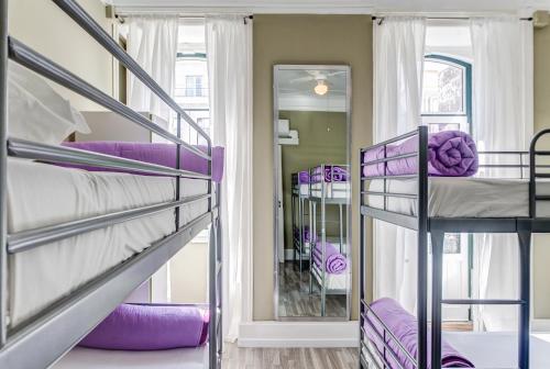 Двухъярусная кровать или двухъярусные кровати в номере Hostel Seven Hills