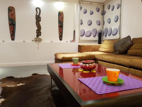 un soggiorno con un divano e un tavolo di Sylvias art studio apt a Ayia Napa