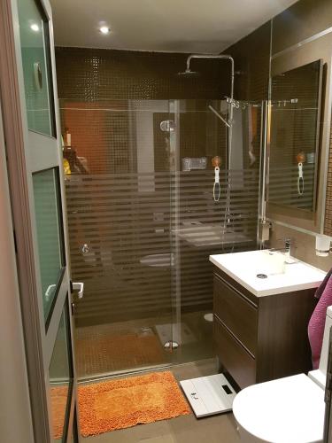 un bagno con doccia e lavandino di Sylvias art studio apt a Ayia Napa