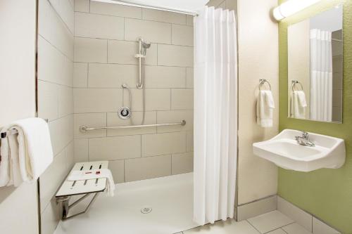 Ванная комната в Baymont by Wyndham Phoenix I-10 near 51st Ave