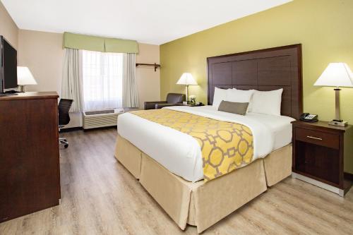 Baymont by Wyndham Phoenix I-10 near 51st Ave Image