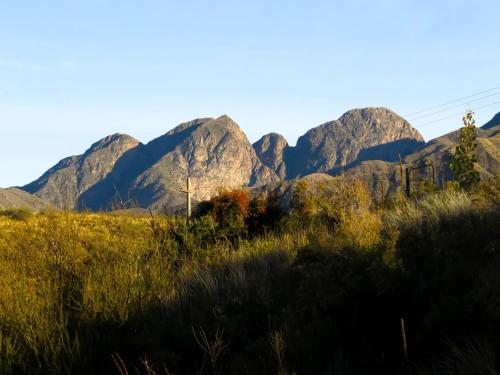 Pemandangan gunung umum atau pemandangan gunung yang diambil dari rumah percutian