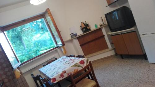 a kitchen with a window and a table and a television at Porzione di villetta in Silvi Paese